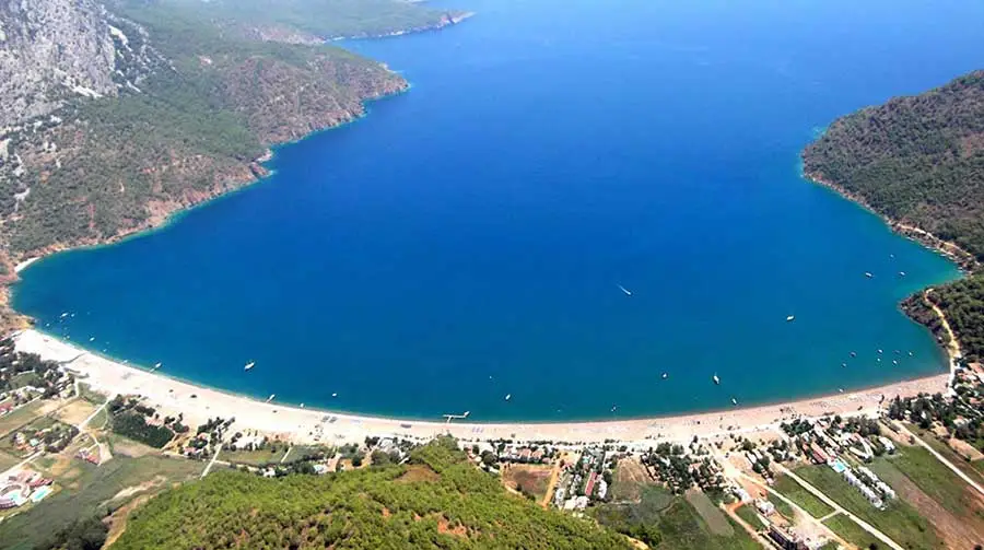 Adrasan Plajı temiz deniz ve dağ manzarası