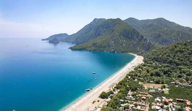 Çıralı Plajı berrak deniz ve orman manzarası