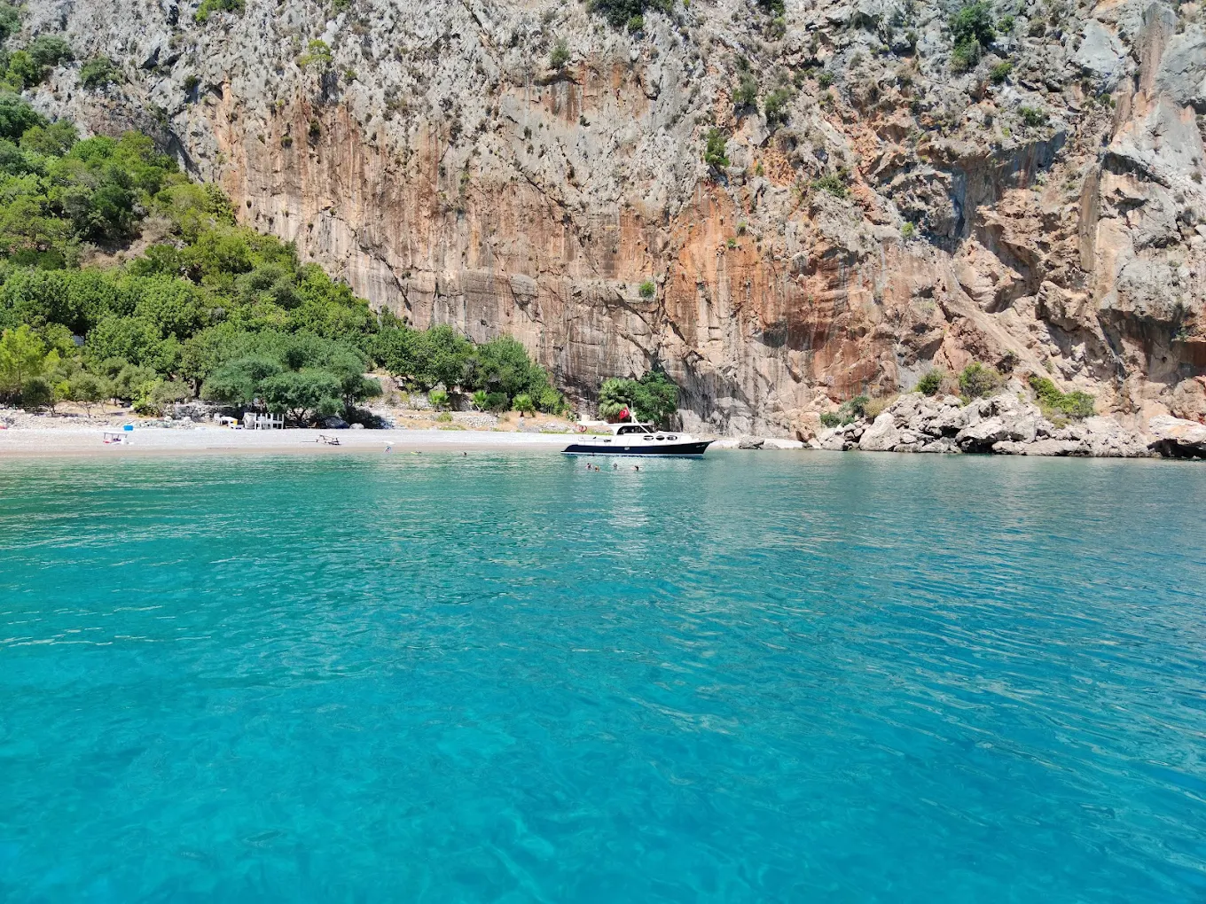 Porto Ceneviz Koyu'na tekne ile yaklaşırken manzara