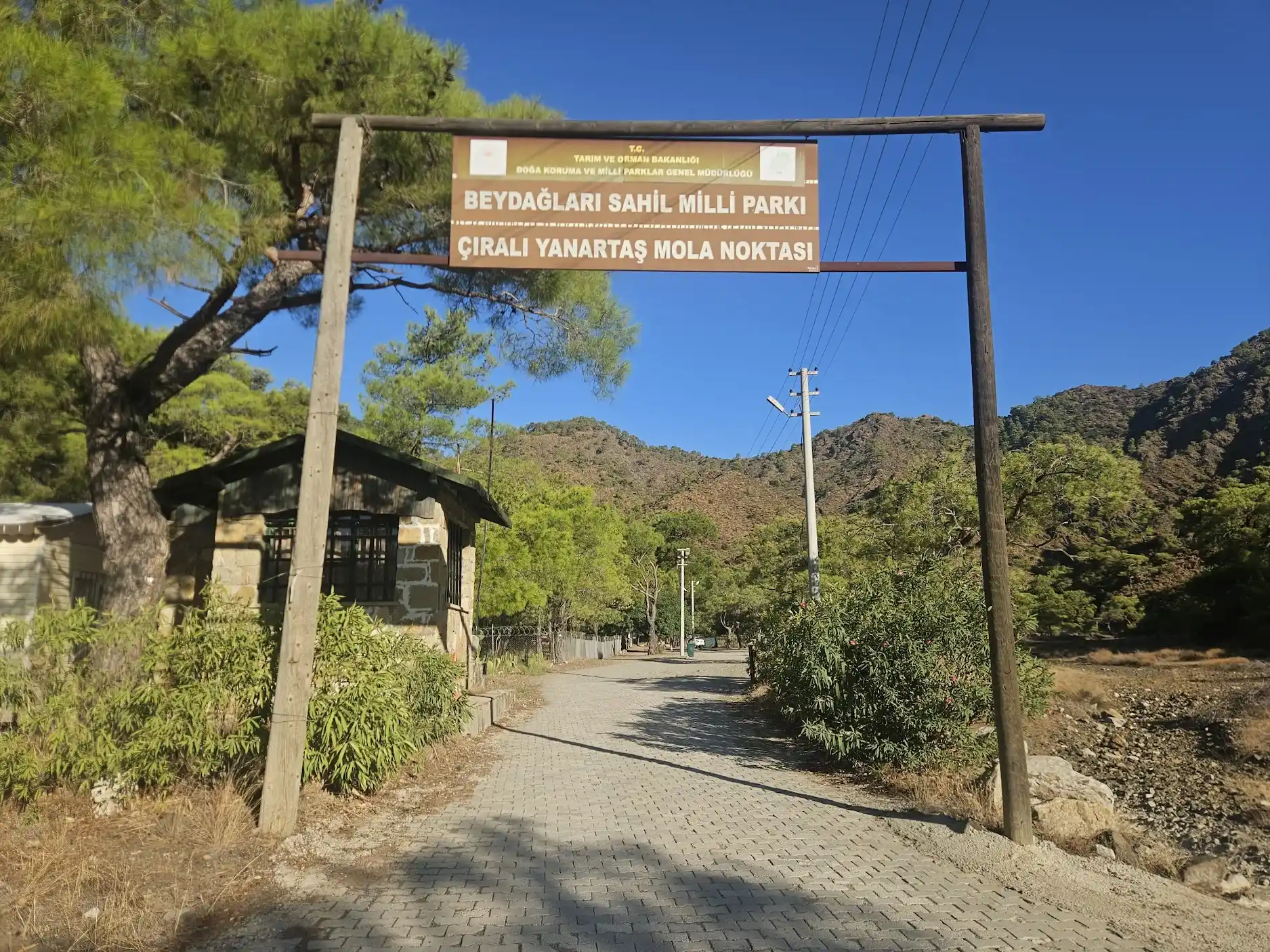 Yanartaş otopark alanı ve yürüyüş başlangıcı